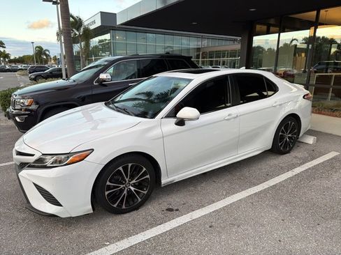 Used 2019 Toyota Camry image 1