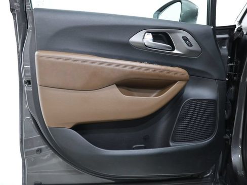 Used 2017 Chrysler Pacifica Limited w/ UConnect Theater Package FWD image 18
