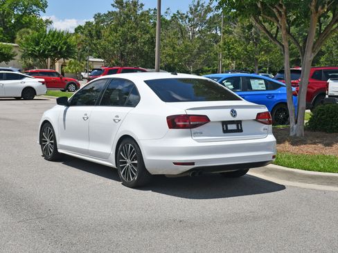 Used 2016 Volkswagen Jetta Sport FWD image 3