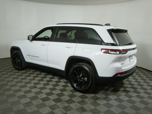 Used 2025 Jeep Grand Cherokee Altitude image 6