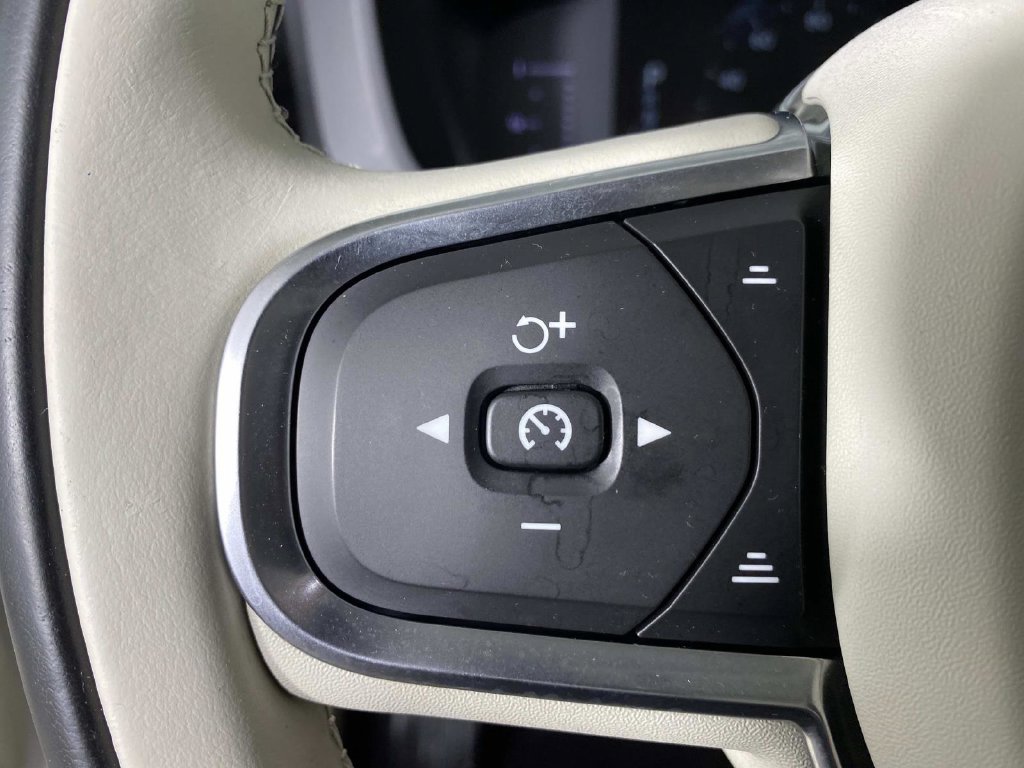 Used 2019 Volvo XC60 T5 Momentum w/ Premium Package FWD image 16
