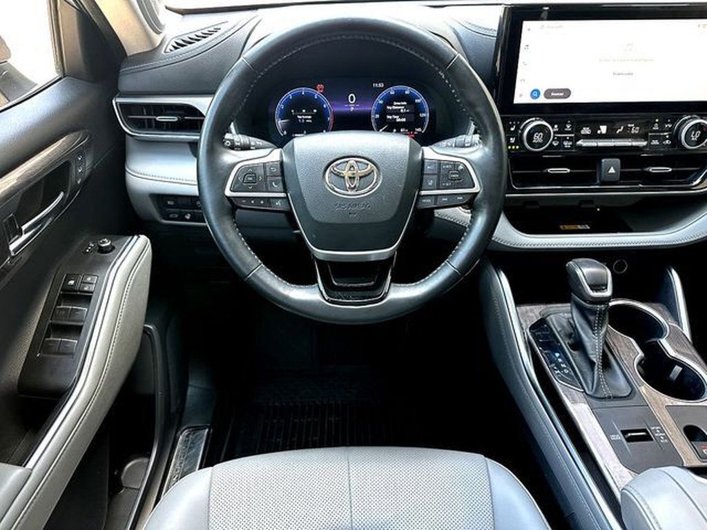 Used 2023 Toyota Highlander Limited FWD image 23