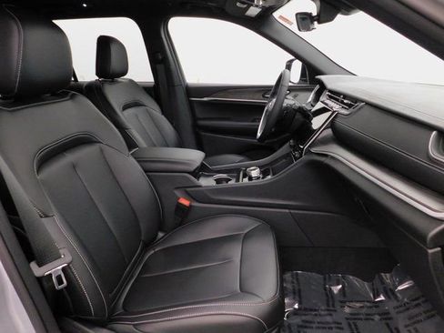 Used 2025 Jeep Grand Cherokee Limited image 26