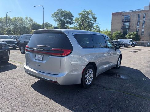 Certified 2024 Chrysler Pacifica Touring-L FWD image 4