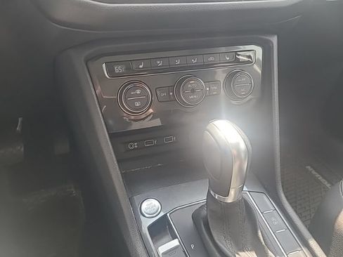 Used 2018 Volkswagen Tiguan SE w/ Panoramic Sunroof Package AWD/4WD image 16
