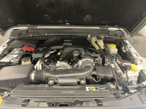 Used 2018 Jeep Wrangler Unlimited Sahara w/ Uconnect 4C Nav & Sound Group image 24