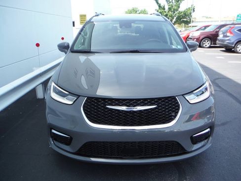 Used 2021 Chrysler Pacifica Touring-L w/ Uconnect Theater Family Group FWD image 6