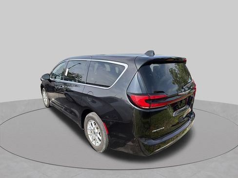 Used 2023 Chrysler Pacifica Touring-L FWD image 10