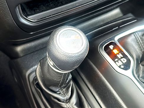 Used 2022 Jeep Wrangler Sport image 32