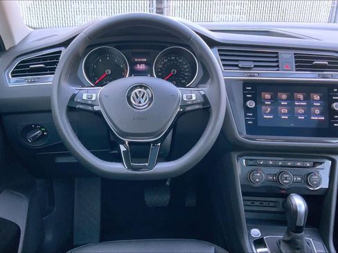 Used 2020 Volkswagen Tiguan SE w/ Panoramic Sunroof Package image 6
