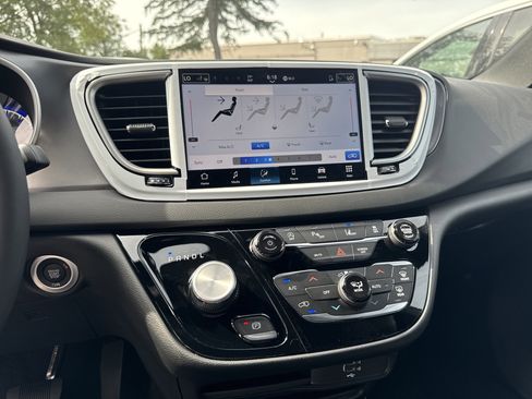 New 2026 Chrysler Voyager LX image 22