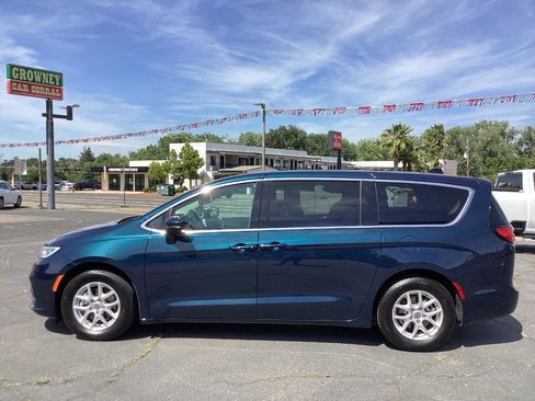 Used 2023 Chrysler Pacifica Touring-L FWD image 6