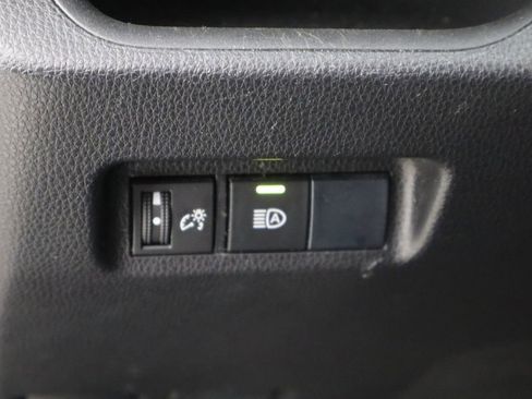Used 2019 Toyota RAV4 LE FWD image 20