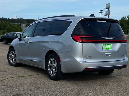 Used 2023 Chrysler Pacifica Limited FWD image 5