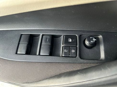 Used 2021 Toyota Corolla LE image 16