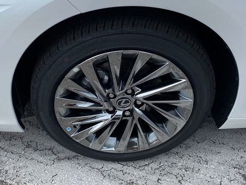 New 2025 Lexus ES 300h w/ Luxury Package image 6