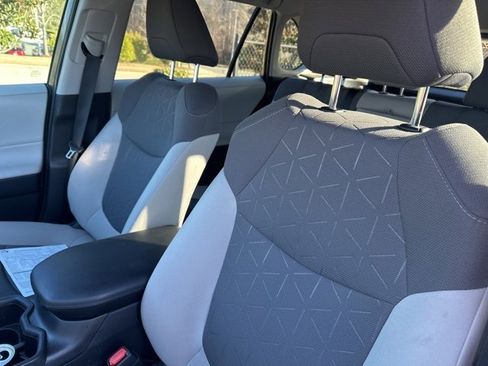 Used 2022 Toyota RAV4 XLE image 5