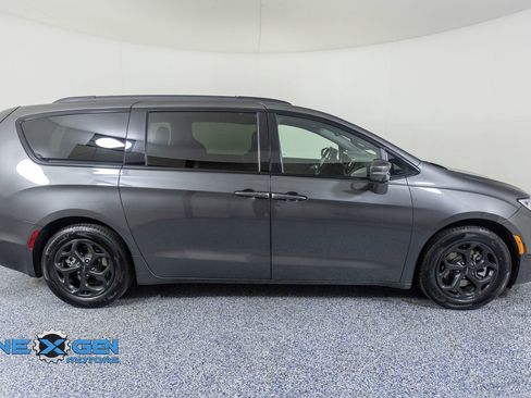 Used 2021 Chrysler Pacifica Limited w/ Uconnect Theater Family Group FWD image 8