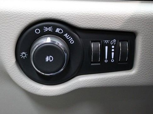 Used 2024 Chrysler Pacifica Touring-L FWD image 20