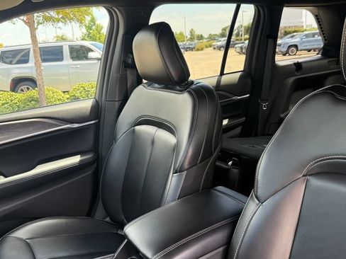 Used 2024 Jeep Grand Cherokee Limited RWD image 13