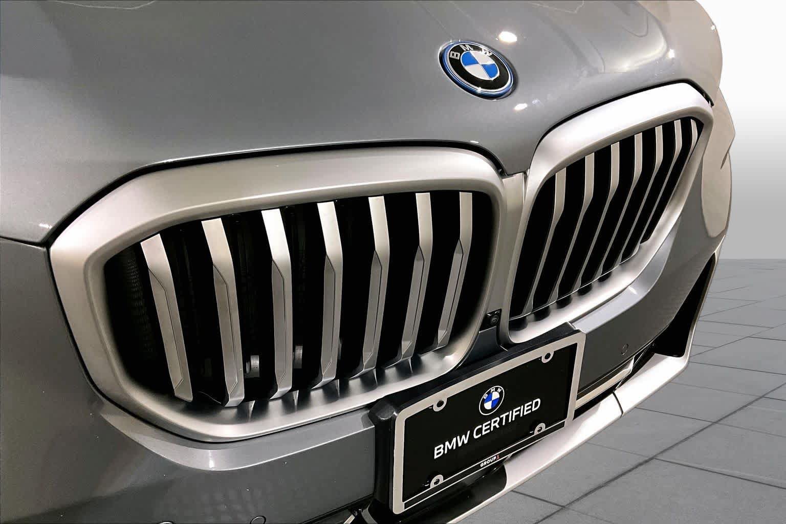 Used 2025 BMW X5 xDrive50e w/ Parking Assistance Package AWD/4WD image 31