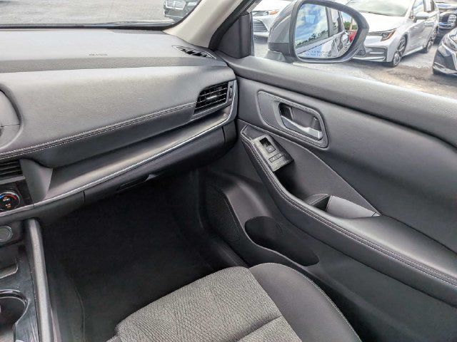 Used 2025 Nissan Rogue SV AWD/4WD image 16