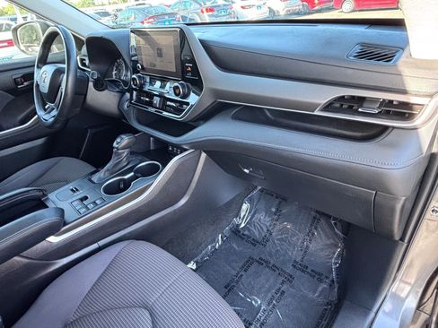 Used 2024 Toyota Highlander LE FWD image 13