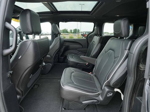Used 2025 Chrysler Pacifica Limited FWD image 18