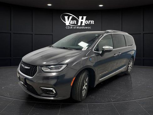 Used 2023 Chrysler Pacifica Pinnacle FWD image 3