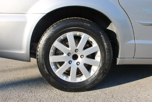 Used 2016 Chrysler Town & Country Touring FWD image 32