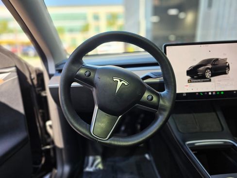 Used 2024 Tesla Model Y Long Range AWD/4WD image 18