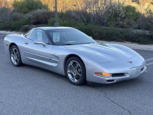 Used 2001 Chevrolet Corvette Coupe w/ Preferred Equipment Group1 image 9