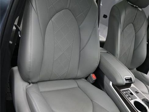 Used 2024 Toyota Highlander Platinum image 18