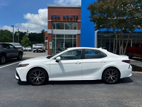 Used 2024 Toyota Camry SE FWD image 2