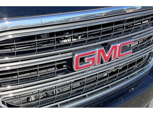 Used 2018 GMC Yukon SLT image 32