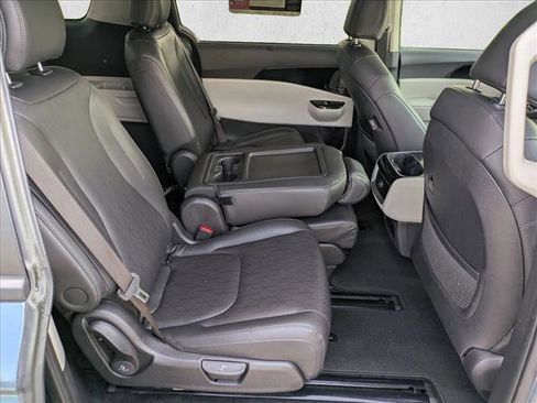 Used 2024 Kia Carnival EX FWD image 19
