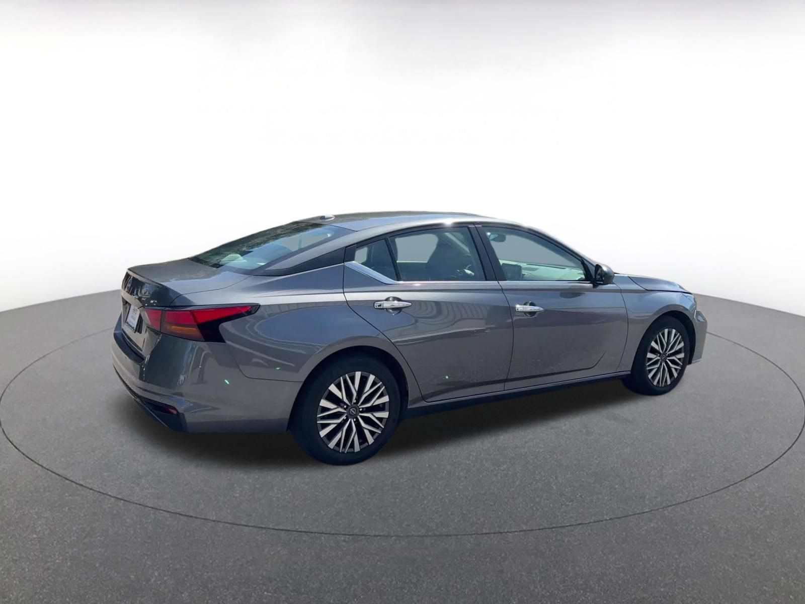 Used 2025 Nissan Altima 2.5 SV FWD image 12