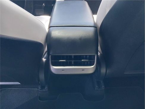 Used 2021 Tesla Model Y Long Range AWD/4WD image 8