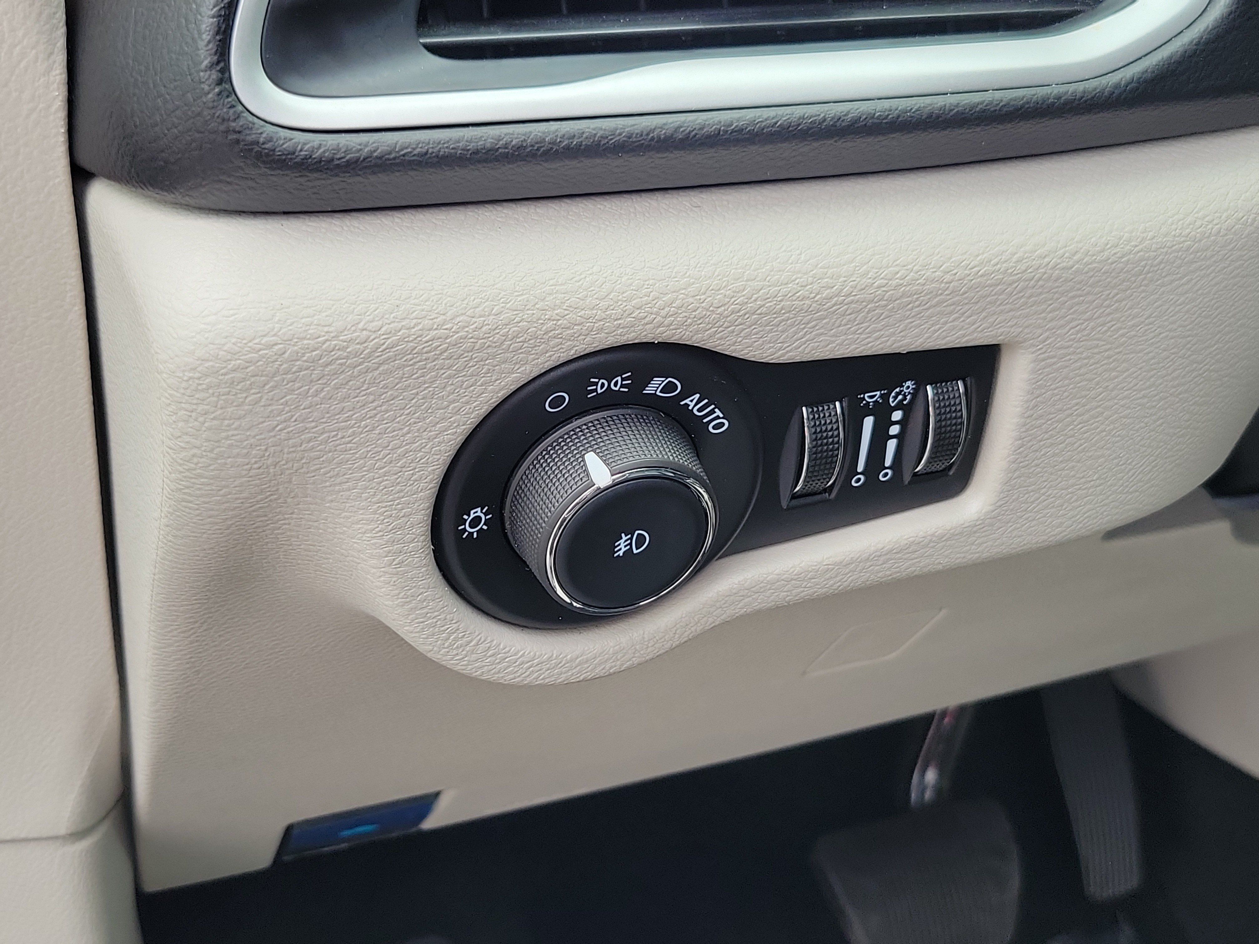 Used 2024 Chrysler Pacifica Touring-L FWD image 17