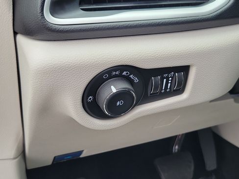 Used 2024 Chrysler Pacifica Touring-L FWD image 17