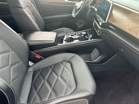 Used 2025 Volkswagen Atlas SE w/ Panoramic Sunroof Package FWD image 19