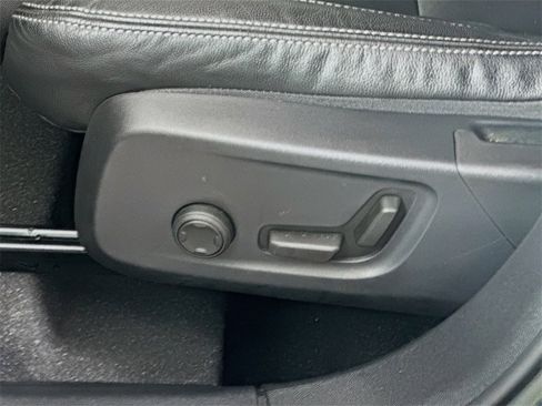 Used 2023 Volvo XC40 B4 Plus image 22