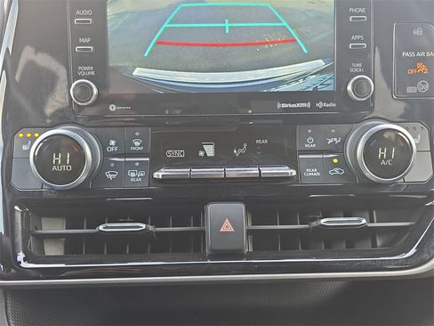 Used 2022 Toyota Highlander XLE image 29