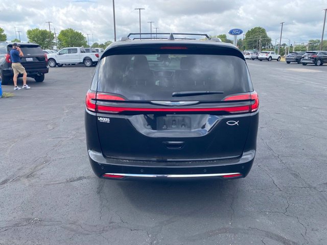 Used 2021 Chrysler Pacifica Touring-L FWD image 4