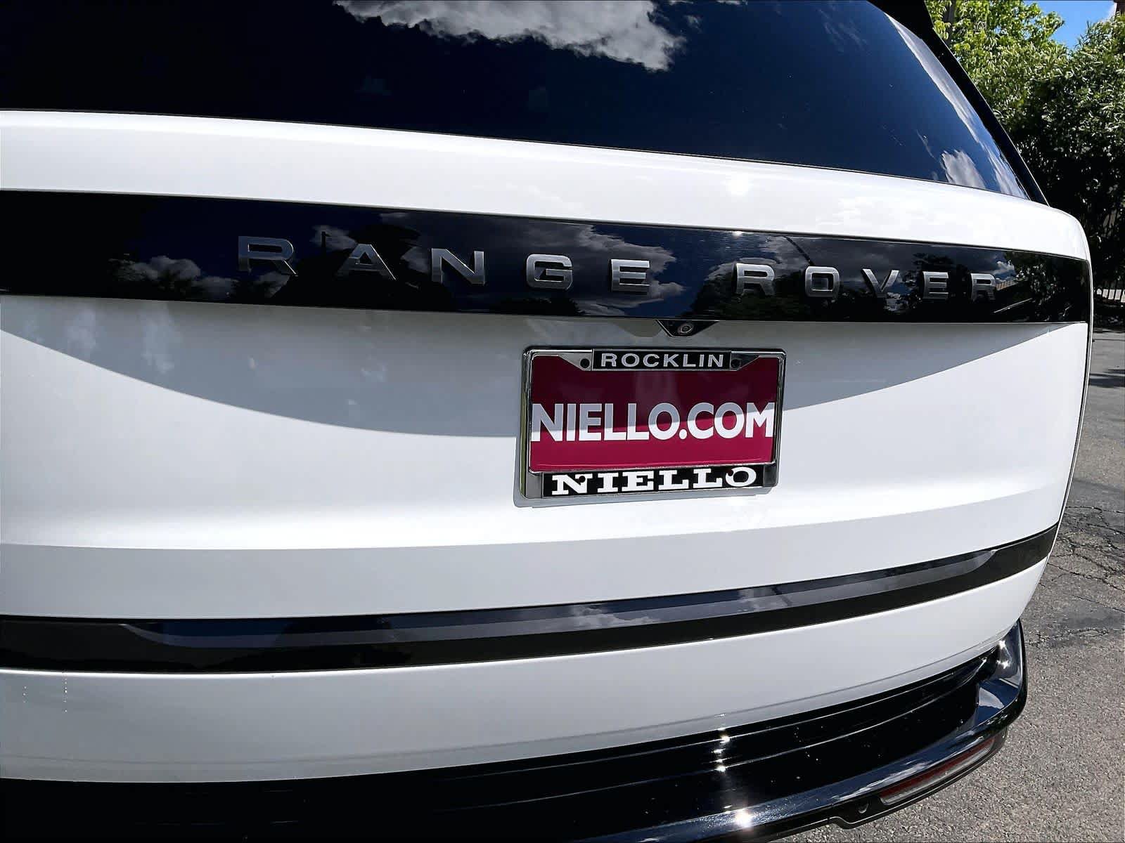 Used 2025 Land Rover Range Rover SE AWD/4WD image 13