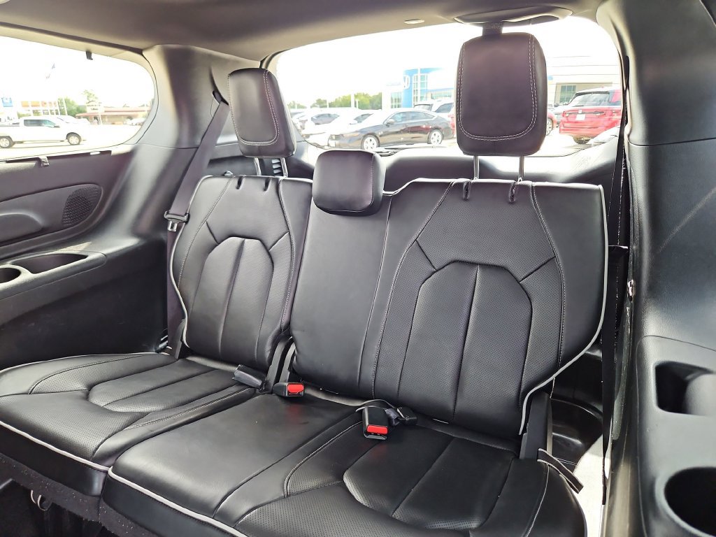 Used 2025 Chrysler Pacifica Limited FWD image 16
