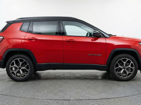 Used 2025 Jeep Compass Limited image 11