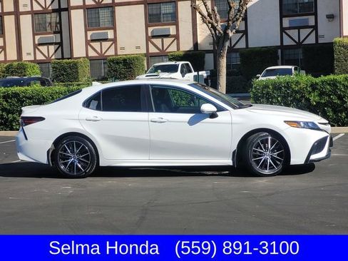 Used 2024 Toyota Camry SE image 4