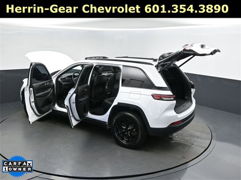 Used 2025 Jeep Grand Cherokee Altitude image 29
