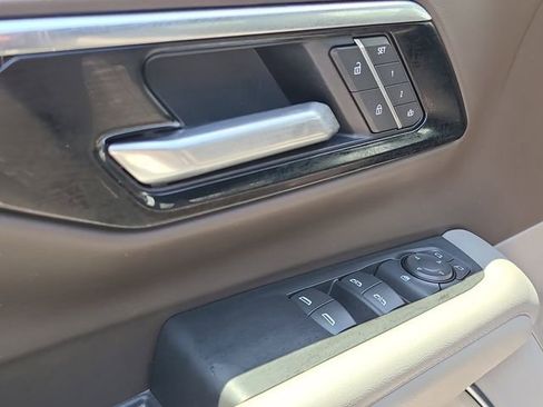 Used 2025 Chevrolet Suburban LT RWD image 19